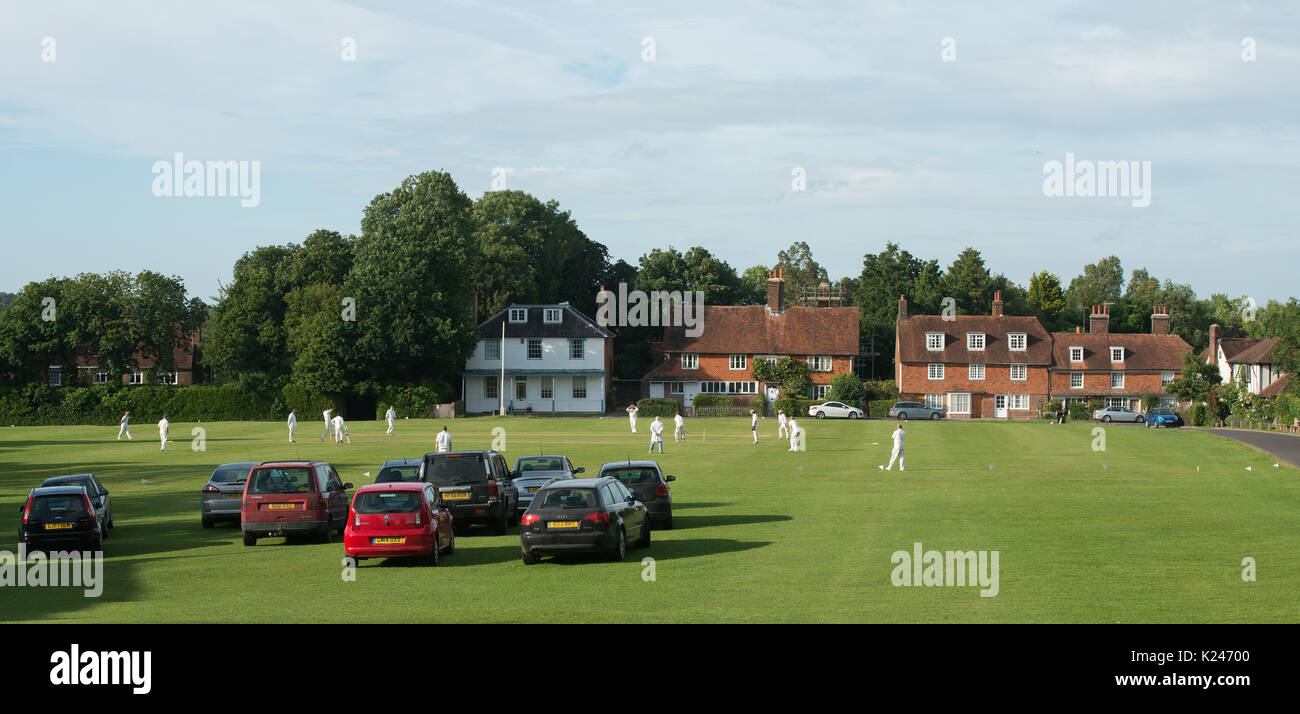 Match de cricket inter-villages en jeu sur le vert du village à Benenden dans le Kent un après-midi d'été fin Banque D'Images