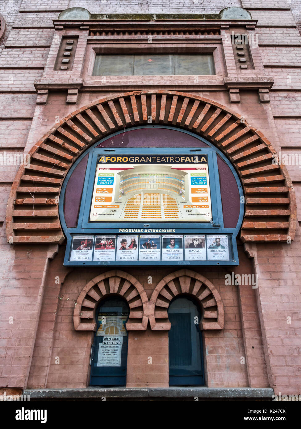 CADIX, ESPAGNE - 13 MARS 2016 : façade du Grand Théâtre Fla Banque D'Images