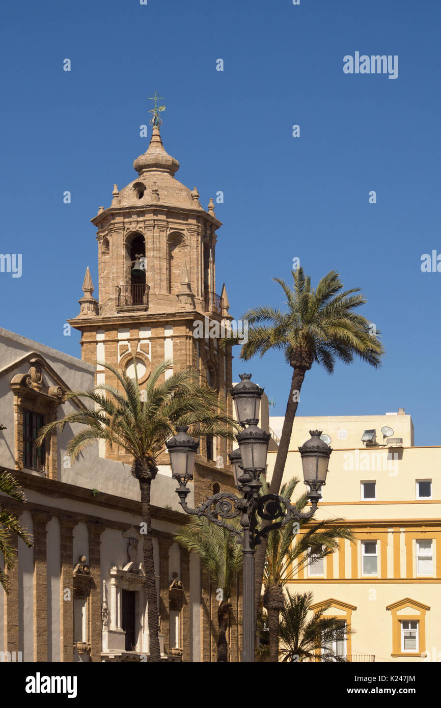 CADIX, ESPAGNE - 13 MARS 2016 : vue extérieure de l'église Santiago Apôtre (Iglesia Santiago Apostol) sur la place de la cathédrale Banque D'Images