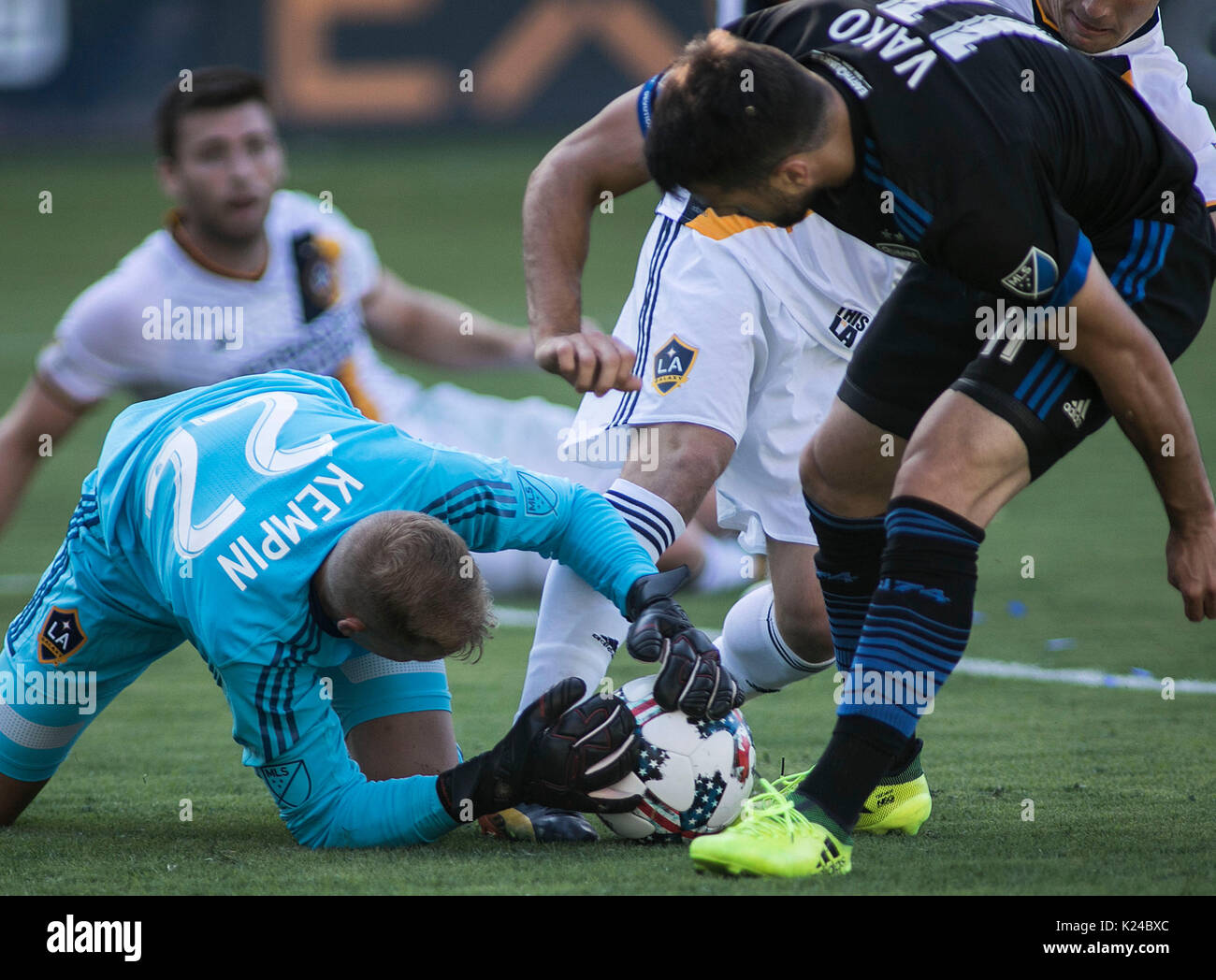 Carson, USA. Août 27, 2017. Jon Kempin (L) de la galaxie de Los Angeles au cours de la concurrence 2017 Major League Soccer (MLS) Concordance entre la galaxie de Los Angeles et San Jose Earthquakes de Carson, les États-Unis, le 27 août, 2017. Credit : Javier Rojas/Xinhua/Alamy Live News Banque D'Images