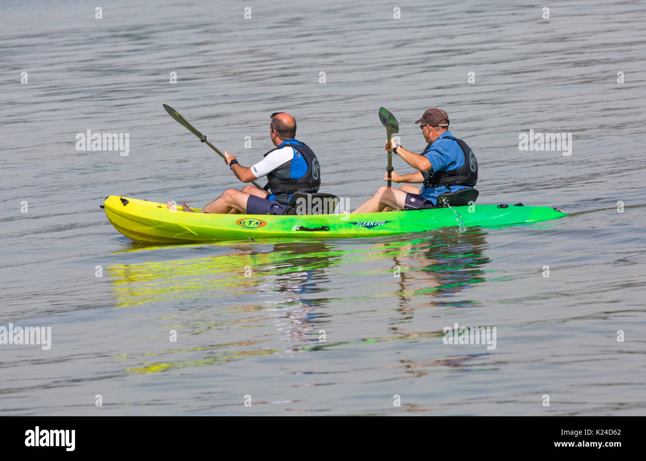 Bancs, Poole, Dorset, UK. Août 28, 2017. Météo France : belle chaude journée ensoleillée à bancs, comme les foules affluent à la station beach que les températures montent. En essayant de garder au frais dans la mer en kayak dans le port de Poole. Credit : Carolyn Jenkins/Alamy Live News Banque D'Images