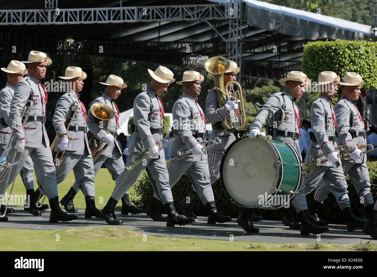 Taguig City, Philippines. Août 28, 2017. Les soldats des Forces armées des Philippines (AFP) Marching Band participer à la commémoration de la Journée des héros nationaux dans le cimetière des héros à Taguig City, Philippines, le 28 août 2017. Source : Xinhua/Alamy Live News Banque D'Images