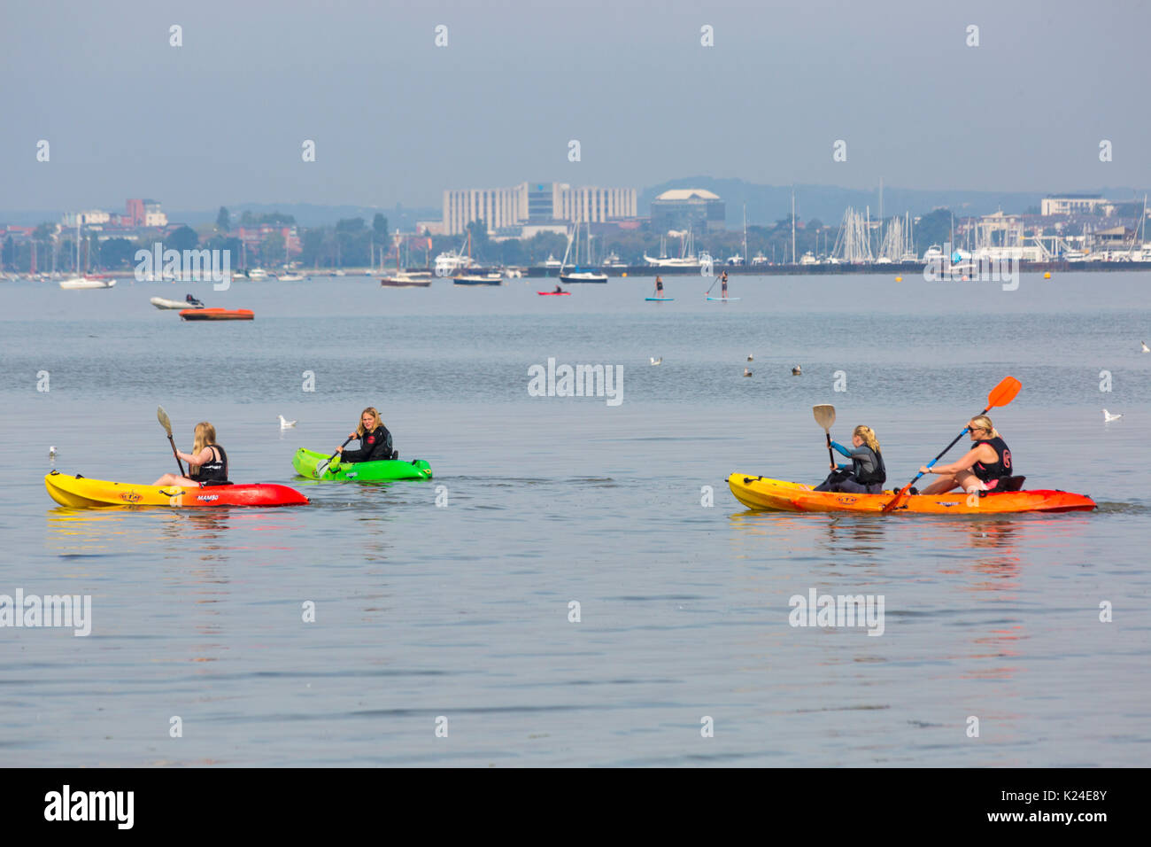 Bancs, Poole, Dorset, UK. Août 28, 2017. Météo France : belle chaude journée ensoleillée à bancs, comme les foules affluent à la station beach que les températures montent. En essayant de garder au frais dans la mer en kayak dans le port de Poole. Credit : Carolyn Jenkins/Alamy Live News Banque D'Images