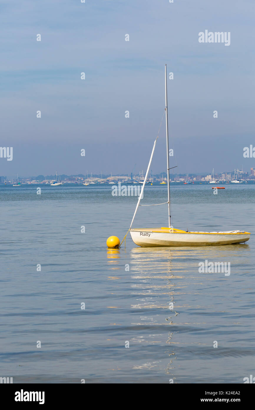 Bancs, Poole, Dorset, UK. Août 28, 2017. Météo France : belle chaude journée ensoleillée à bancs, comme les foules affluent à la station beach que les températures montent. En essayant de garder au frais dans la mer. Credit : Carolyn Jenkins/Alamy Live News Banque D'Images