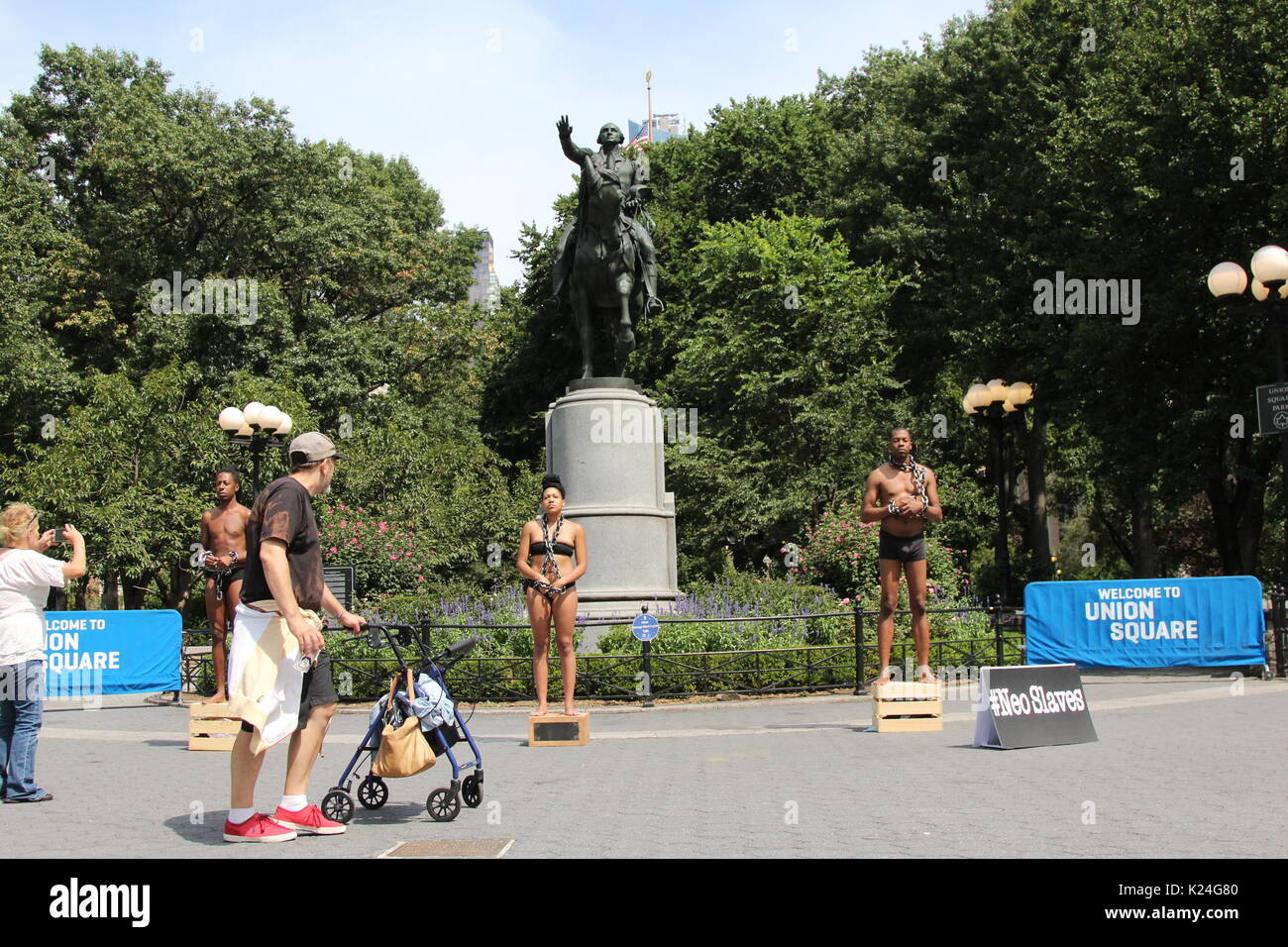 New York, NY, USA. 28e. Aug, 2017. Dans NeoSlaves militants protestent contre le racisme # , entre le mouvement de plus en plus à déposer des statues d'esclavagistes américains dans l'Union Square, en vertu d'une loi de George Washington, le premier président des Etats-Unis, propriétaire de l'esclave. © G. Ronald Lopez /DigiPixsAgain.us/Alamy Live News Banque D'Images