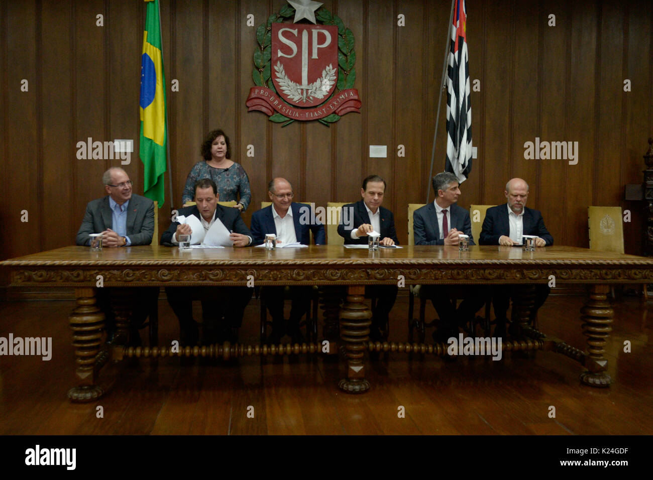 SÃO PAULO, SP - 28.08.2017 : LANÇAMENTO DO PROCEDIMENTO PRÉLIMINAIRE - Gouverneur Geraldo Alckmin et maire João Dória a lancé l'appel à consultation du marché le lundi (28). L'objectif est d'établir un modèle pour la concession du système de billetterie électronique pour les transports publics de la capitale. C'est la première étape dans la construction de processus de concession. Dans cette phase préliminaire de la procédure de déclaration d'intérêt (PMI), les entreprises sont invitées à présenter des études de faisabilité sur l'exploitation des revenus auxiliaires liés à l'aller simple, c'est, d'autres services à offrir. Banque D'Images