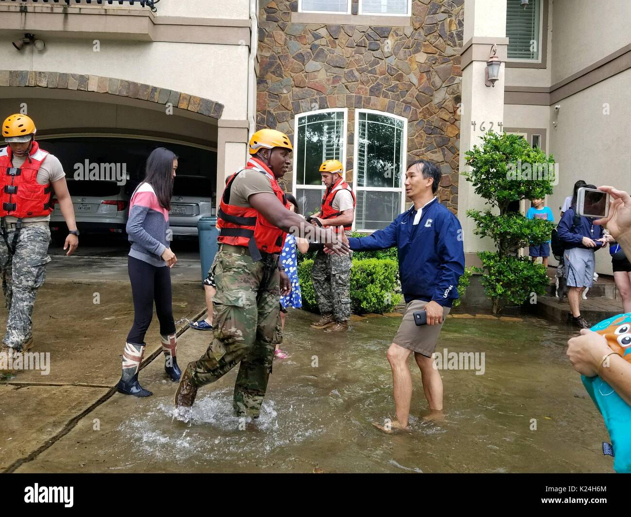 Greet gardes nationaux résidents échoués après l'inondation massive de record de pluie accablé de routes et de bâtiments dans toute la ville après le passage de l'ouragan Harvey le 28 août 2016 à Houston, Texas. Banque D'Images