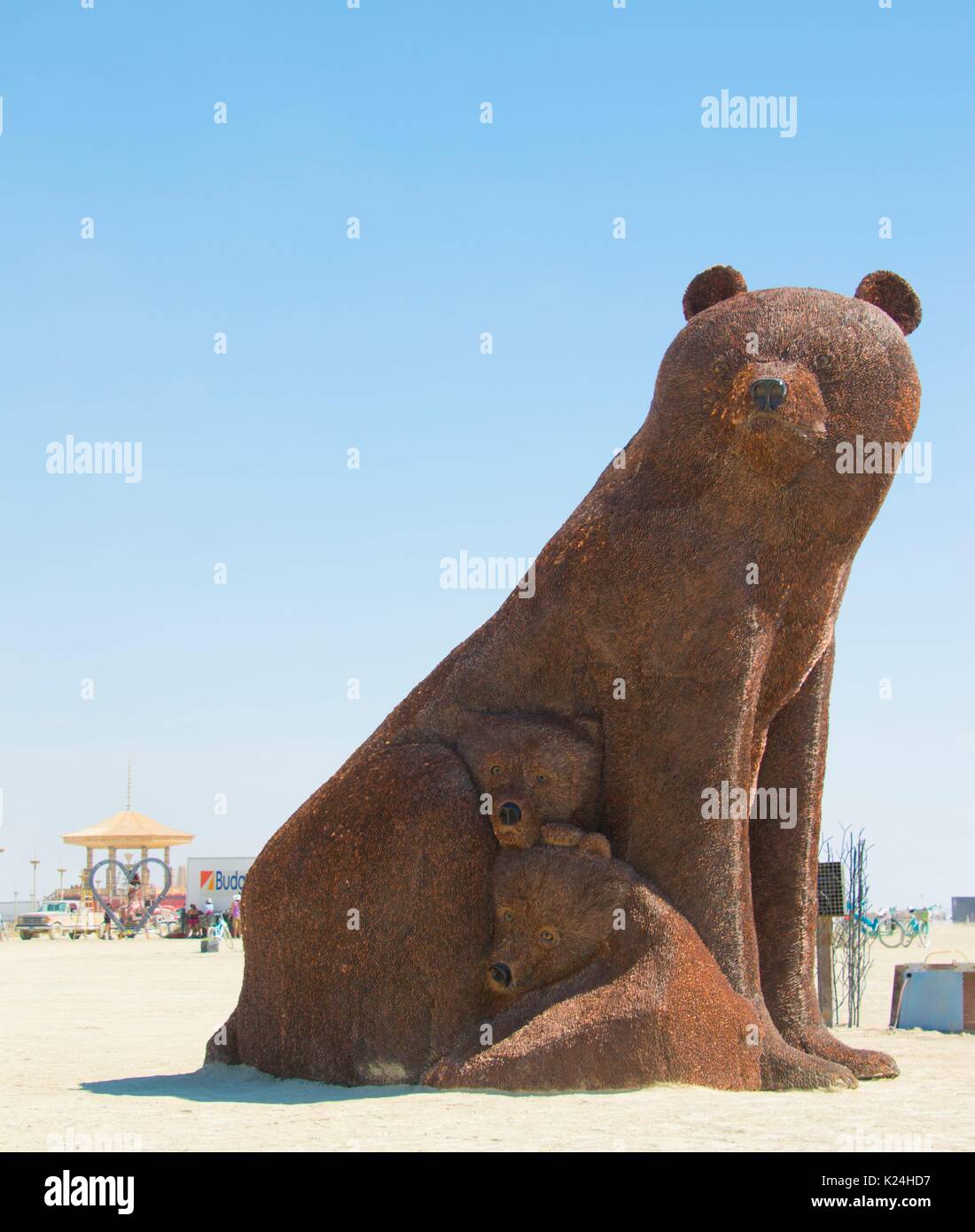 Une famille d'ours sculpture réalisée à partir de pièces sur la plage comme le désert Burning Man Festival annuel commence la semaine 27 août 2017 Black Rock City, Nevada. Le festival annuel attire 70 000 visiteurs dans l'une des régions les plus isolées et les déserts inhospitaliers en Amérique. Banque D'Images