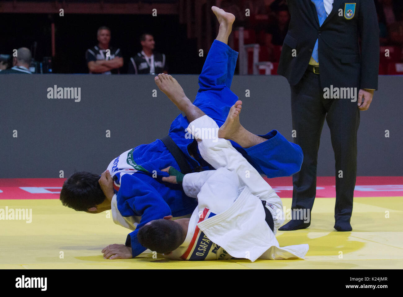 Budapest, Hongrie. Août 28, 2017. Orkhan Safarov (bas) de l'Azerbaïdjan se bat contre Takato Naohisa japonaise au cours de la Men's -60kg match final à la Suzuki 2017 Championnat du monde de judo à Budapest, Hongrie, le 28 août 2017. Credit : Attila Volgyi/Xinhua/Alamy Live News Banque D'Images