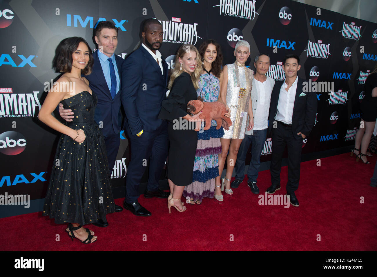 Les acteurs: Sonya Balmores,Anson Mount,Eme Ikwuakor,Ellen Woglom,Isabelle Cornish,Serinda Swan,Ken Leung Mike MOH assister à la première mondiale 'Inhumals' Universal CityWalk août 28,2017 Universal City California. Banque D'Images