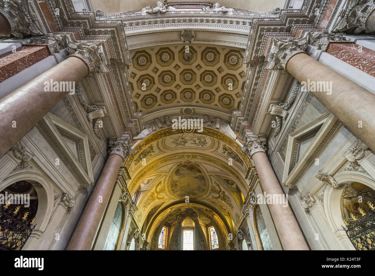 Beau détail de plafond et des colonnes de marbre de la basilique de Saint Marie des anges et des martyrs de Rome. juin. 2017 Rome Italie.. Banque D'Images