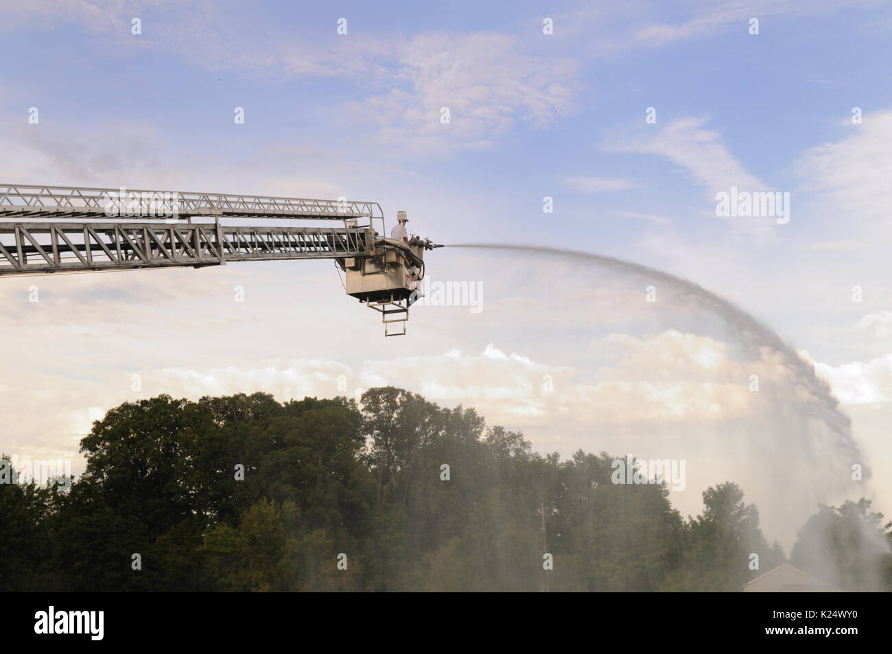 La lutte contre l'incendie d'un camion échelle Banque D'Images