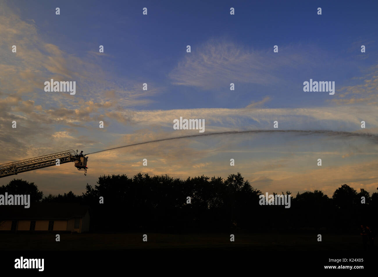 La lutte contre l'incendie d'un camion échelle Banque D'Images