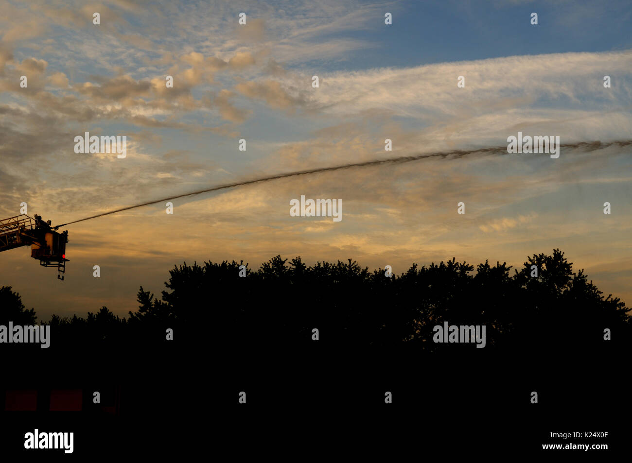 La lutte contre l'incendie d'un camion échelle Banque D'Images