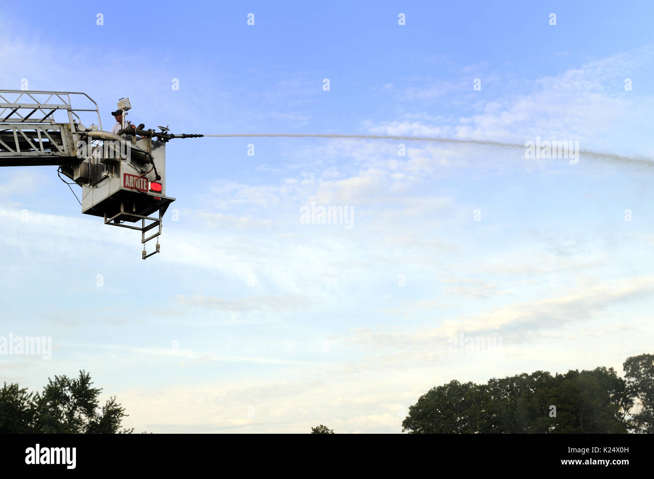 La lutte contre l'incendie d'un camion échelle Banque D'Images