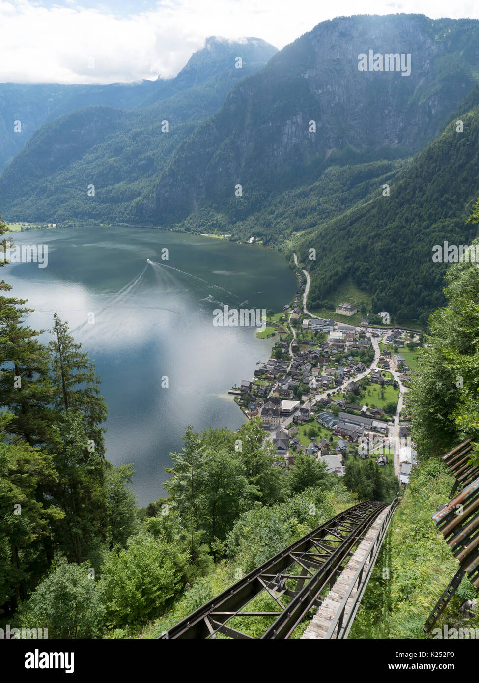 La ville de Hallstatt avec lac de montagne et mines de sel. Massif alpin, beau canyon en Autriche. La vallée alpine de Salzbourg, destination de vacances. Banque D'Images
