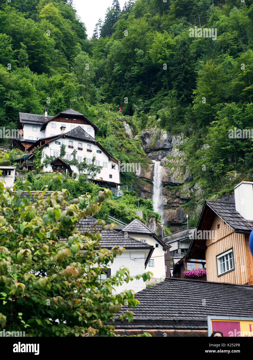 La ville de Hallstatt avec lac de montagne et mines de sel. Massif alpin, beau canyon en Autriche. La vallée alpine de Salzbourg, destination de vacances. Banque D'Images