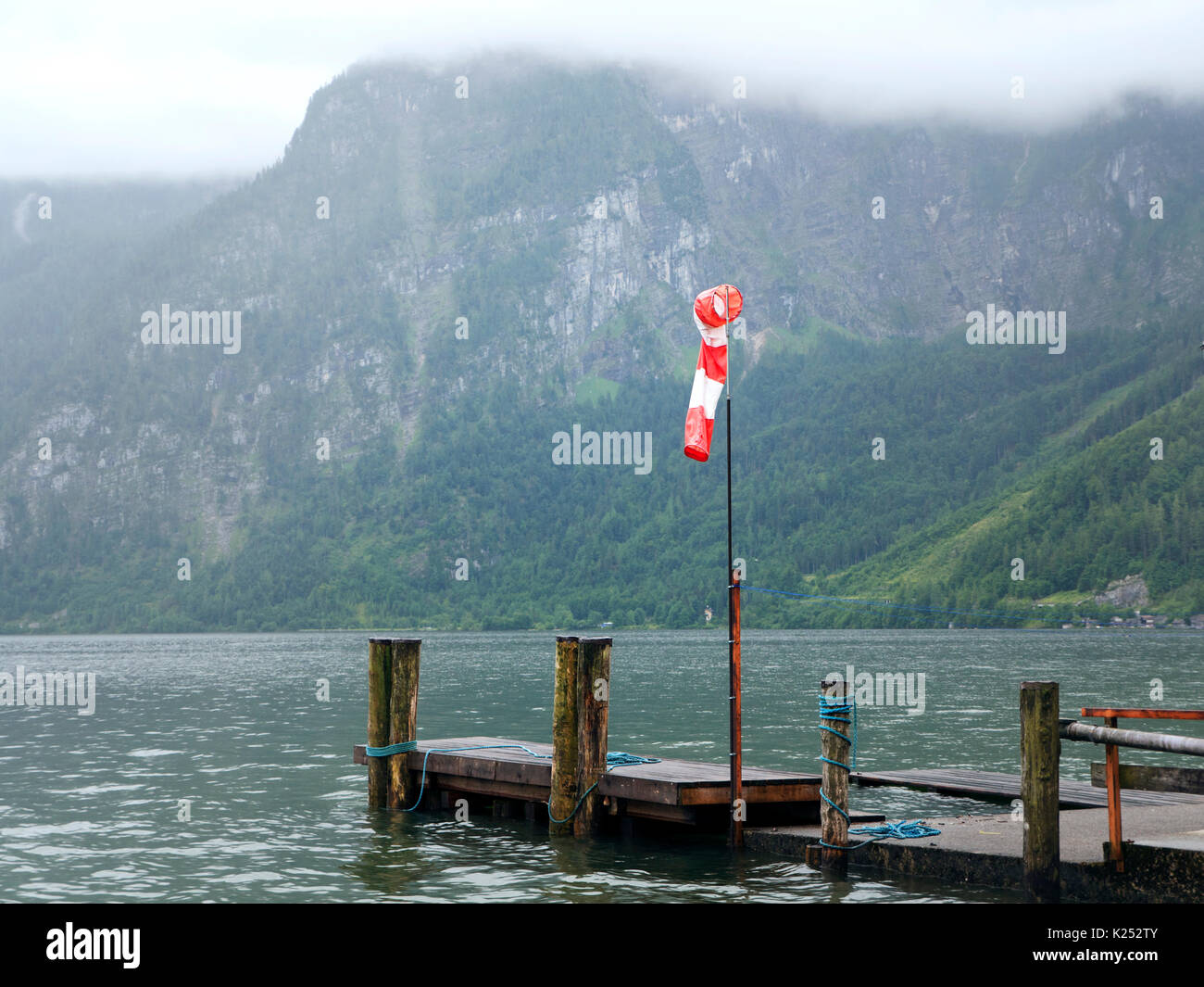 La ville de Hallstatt avec lac de montagne et mines de sel. Massif alpin, beau canyon en Autriche. La vallée alpine de Salzbourg, destination de vacances. Banque D'Images