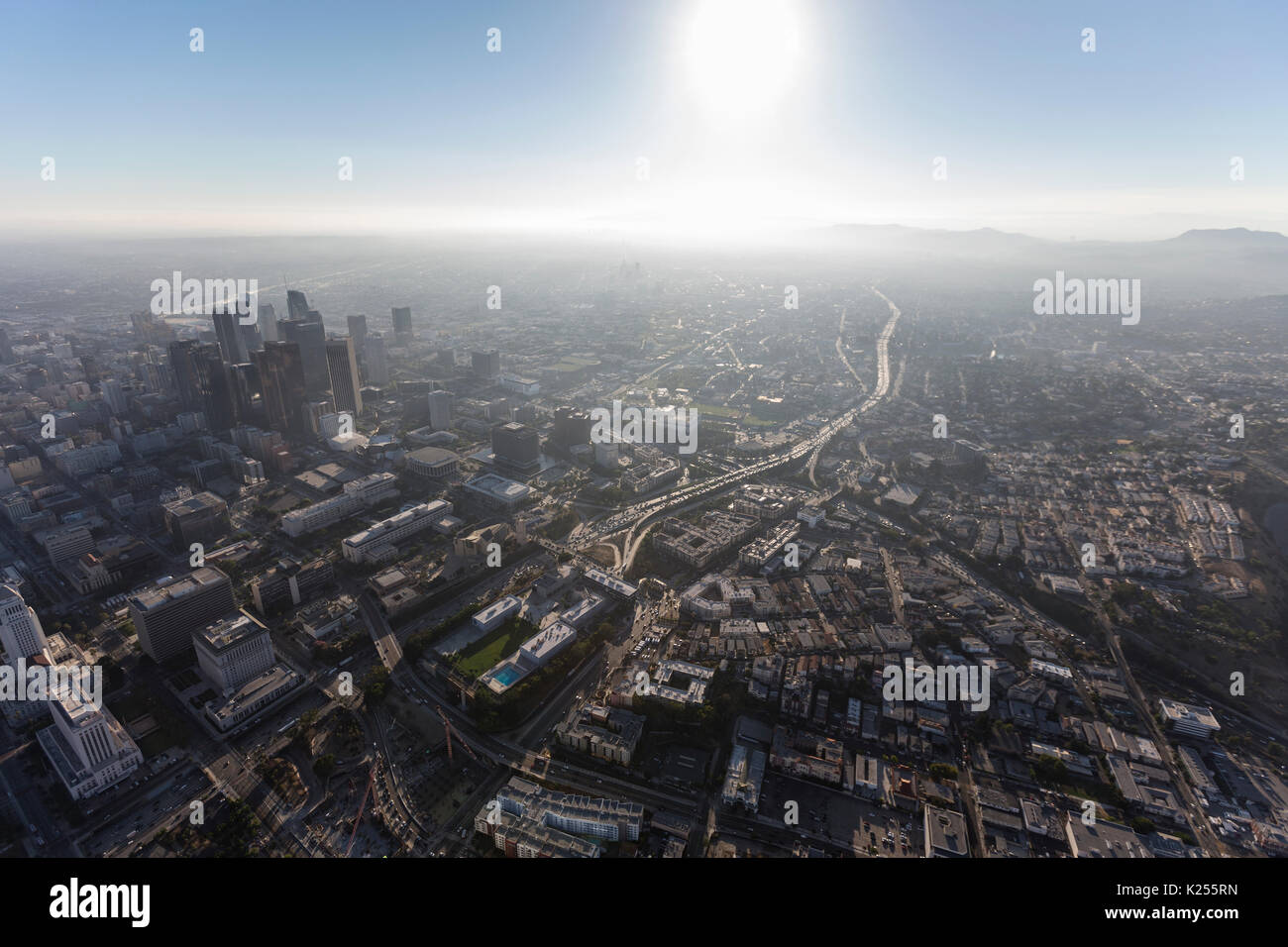 L'après-midi brumeux de l'été vue aérienne de rues urbaines du centre-ville de Los Angeles et de tours. Banque D'Images