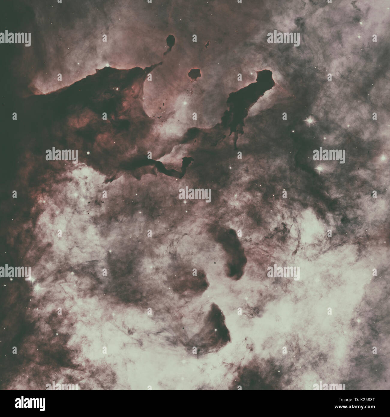 Piliers de poussière dans la nébuleuse Carina, également connu sous le nom de Grand nébuleuse. Grande nébuleuse lumineuses qui a sur son territoire plusieurs amas ouverts connexes de Banque D'Images