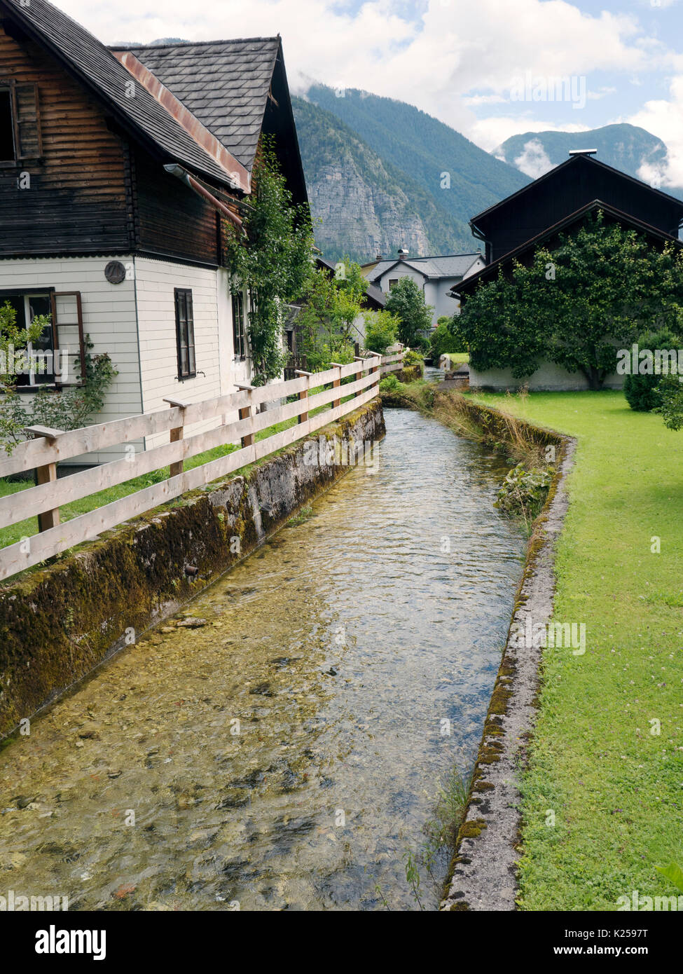 La ville de Hallstatt avec lac de montagne et mines de sel. Massif alpin, beau canyon en Autriche. La vallée alpine de Salzbourg, destination de vacances. Banque D'Images