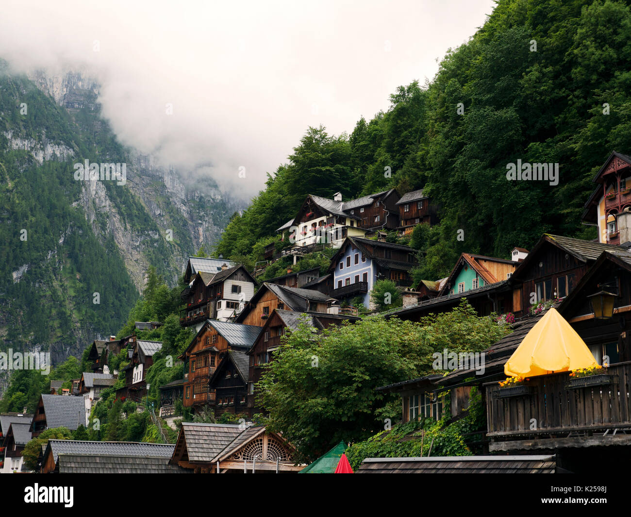 La ville de Hallstatt avec lac de montagne et mines de sel. Massif alpin, beau canyon en Autriche. La vallée alpine de Salzbourg, destination de vacances. Banque D'Images