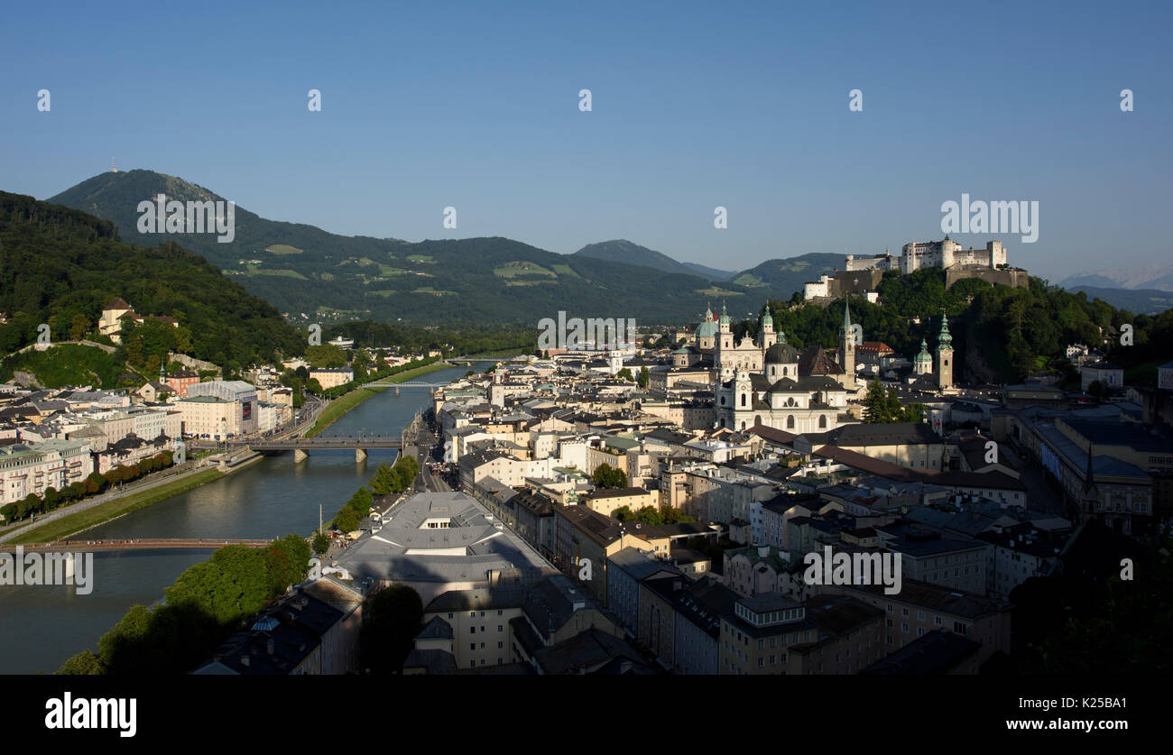Sommaire lookout de Salzbourg, Autriche à l'été. Altstadt (vieille ville) est sur la droite de la rivière Salzach. Banque D'Images