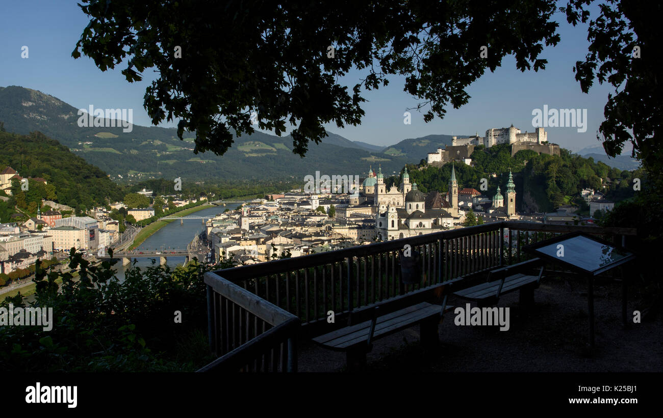 Sommaire lookout de Salzbourg, Autriche à l'été. Altstadt (vieille ville) est sur la droite de la rivière Salzach. Banque D'Images