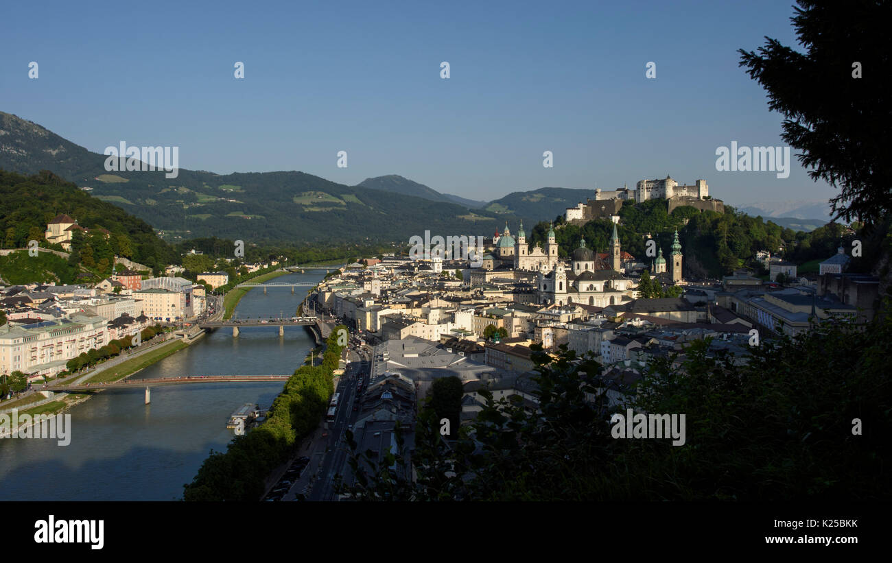 Sommaire lookout de Salzbourg, Autriche à l'été. Altstadt (vieille ville) est sur la droite de la rivière Salzach. Banque D'Images