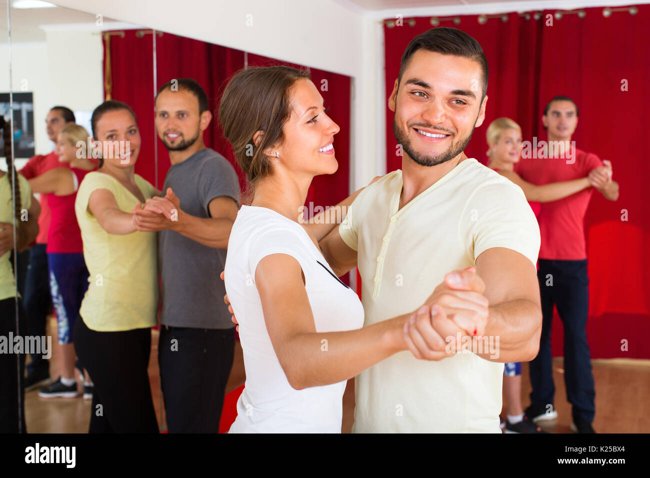 Jeune couple romantique de danse en classe de danse partenaire Banque D'Images