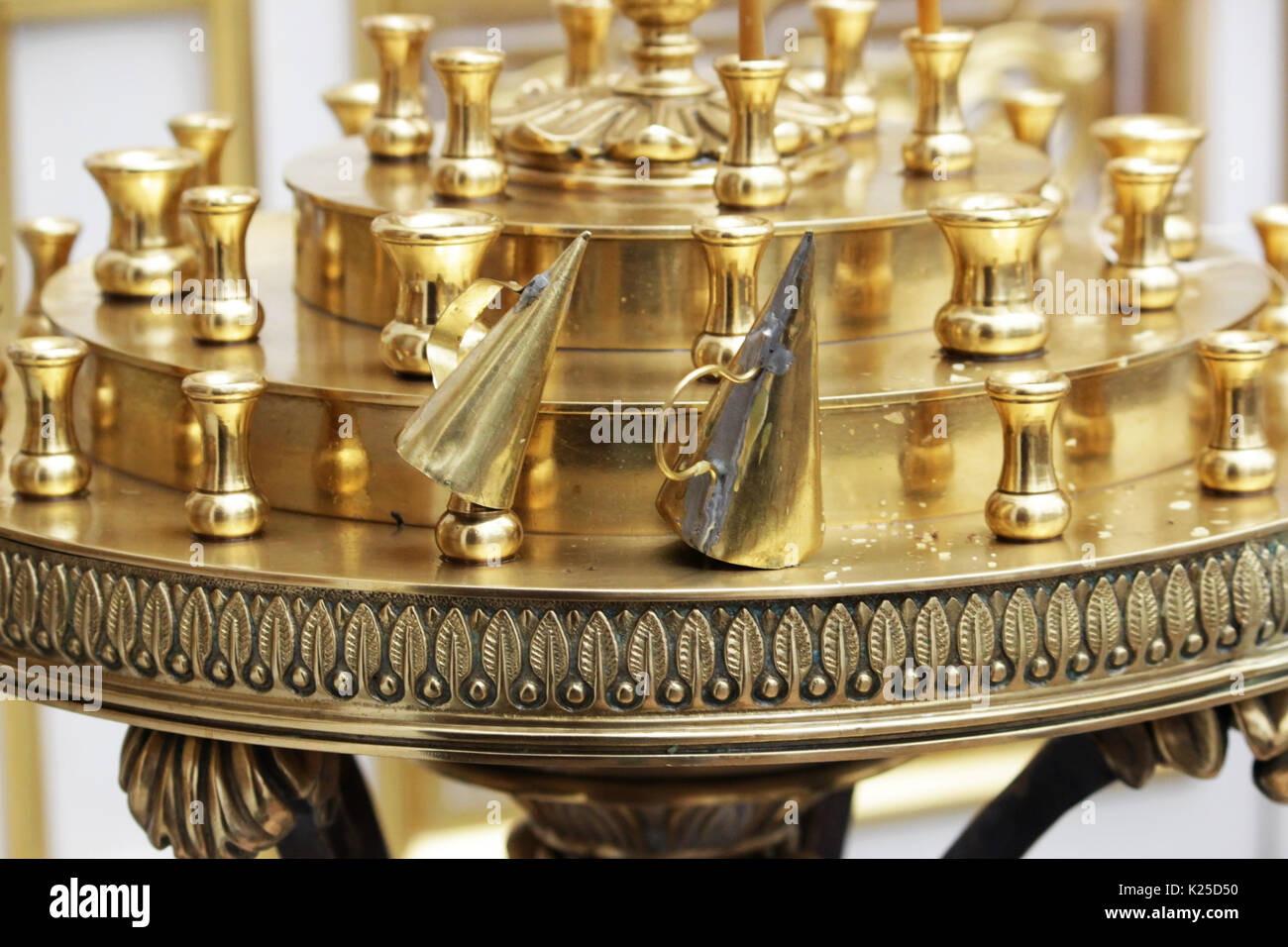 Chandelier dans l'Église orthodoxe pour les bougies en cire en face de  l'icône et deux bouchons en laiton pour éteindre les bougies Photo Stock -  Alamy