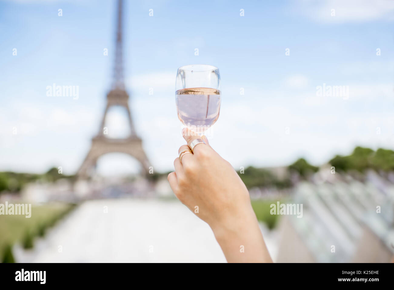 Femme ayant un pique-nique à Paris Banque D'Images