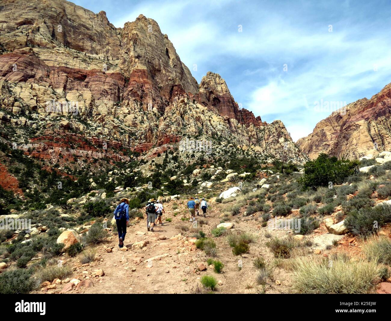 Les randonneurs suivant un parcours à Oak Creek Canyon dans le canyon de Red Rocks National Conservation Area 11 mai 2015 près de Las Vegas, Nevada. Banque D'Images