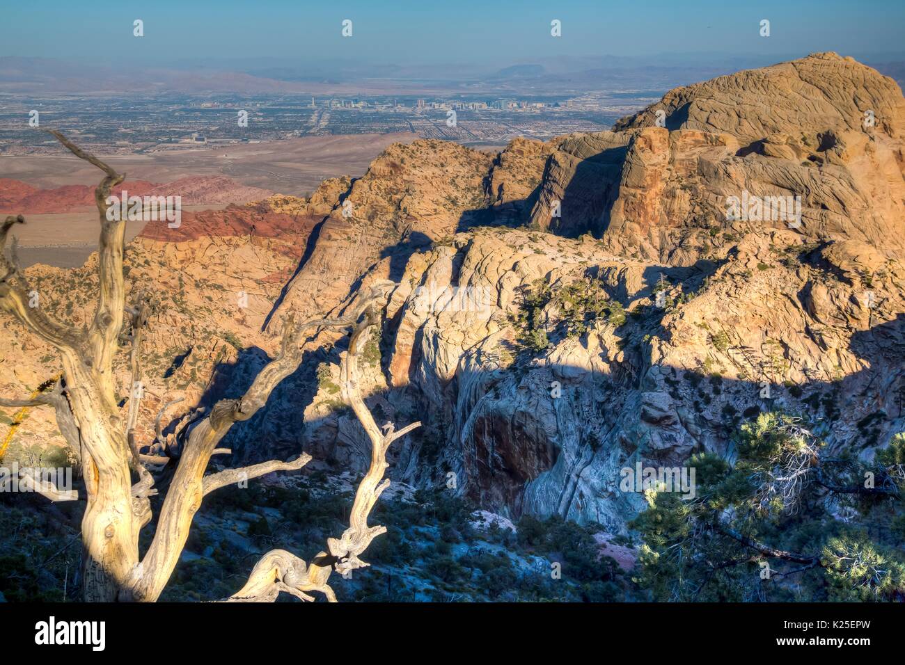 Des formations de roche rouge au Red Rock Canyon National Conservation Area avec le Las Vegas Skyline dans la distance le 26 septembre 2016 près de Las Vegas, Nevada. Banque D'Images