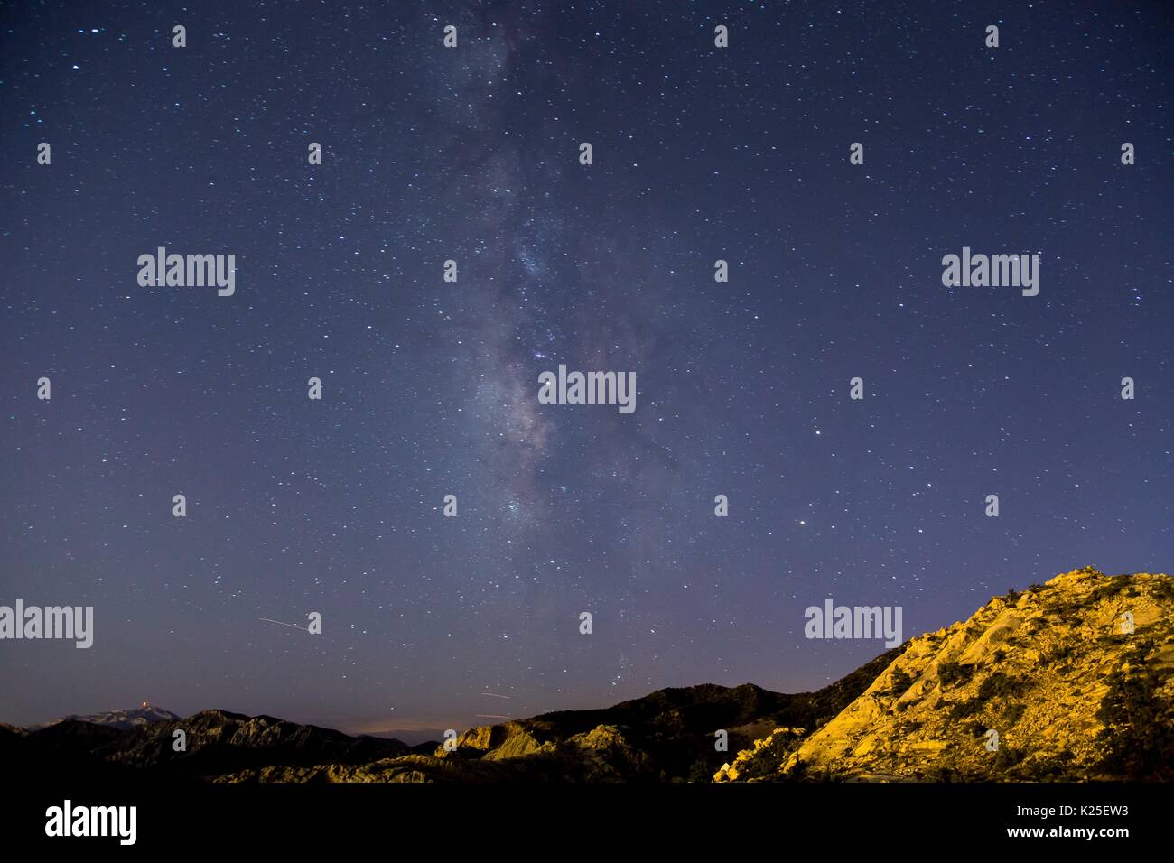 Constellations étoiles brillent dans le ciel au-dessus de formations rocheuses au Red Rock Canyon National Conservation Area, 26 septembre 2016 près de Las Vegas, Nevada. Banque D'Images