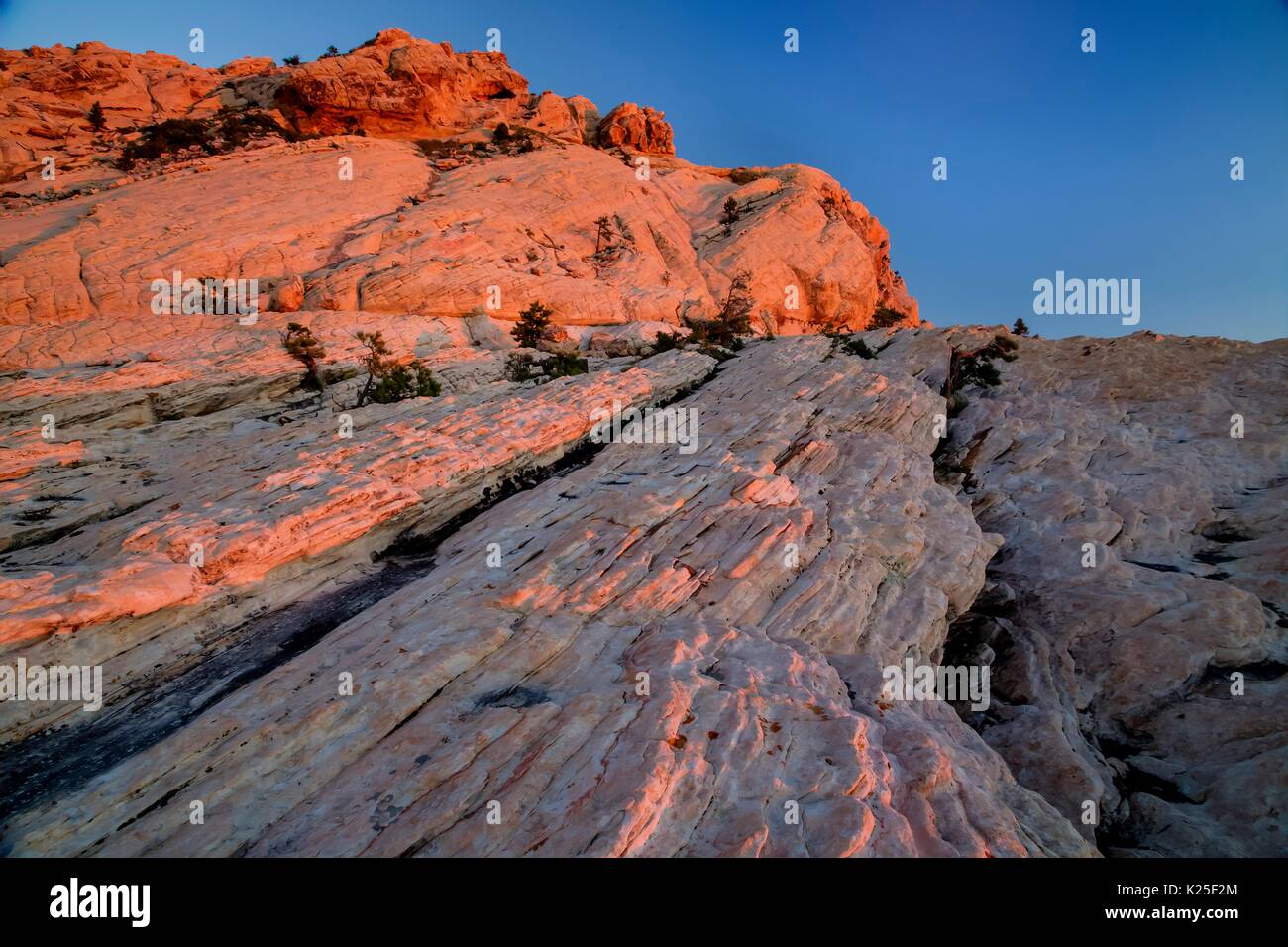 Des formations de roche rouge qui reflète la couleur du coucher du soleil à la Red Rock Canyon National Conservation Area, 27 septembre 2016 près de Las Vegas, Nevada. Banque D'Images