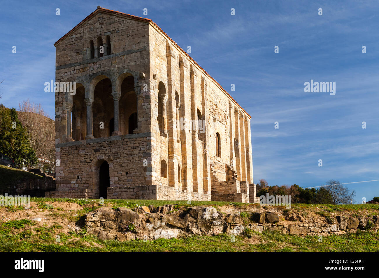 L'église Santa María del Naranco avec ciel bleu Banque D'Images