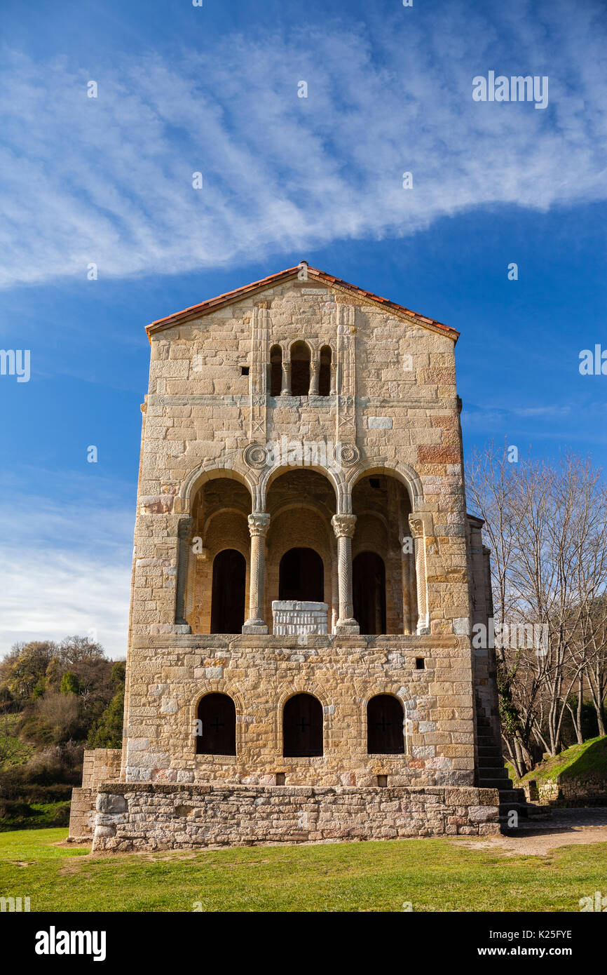 L'église Santa María del Naranco avec ciel bleu Banque D'Images