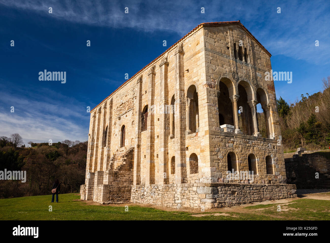 L'église Santa María del Naranco avec ciel bleu Banque D'Images