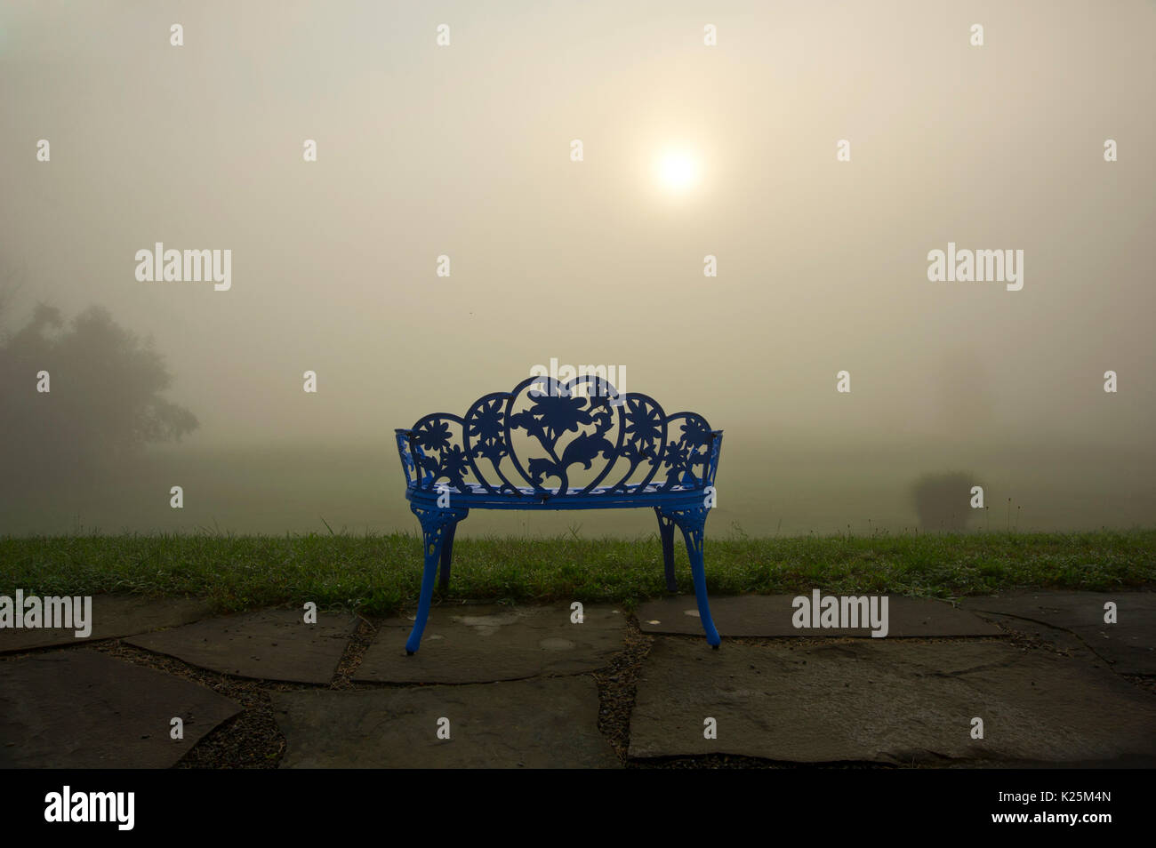Banc en fer forgé orné au lever du soleil Banque D'Images
