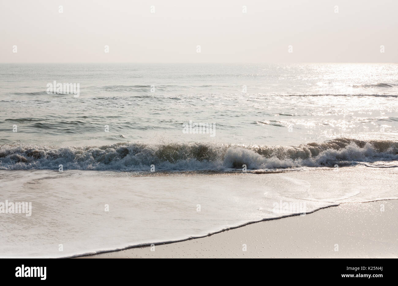 Mer mousseuse vagues sur une plage tropicale calme le matin. Banque D'Images
