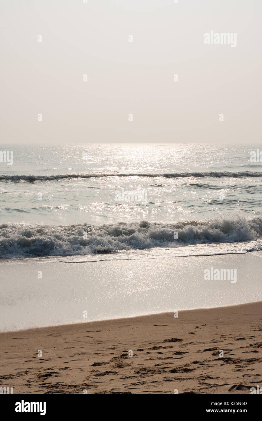 Les vagues de la mer scintillante sur une plage tropicale dans la matinée. Banque D'Images