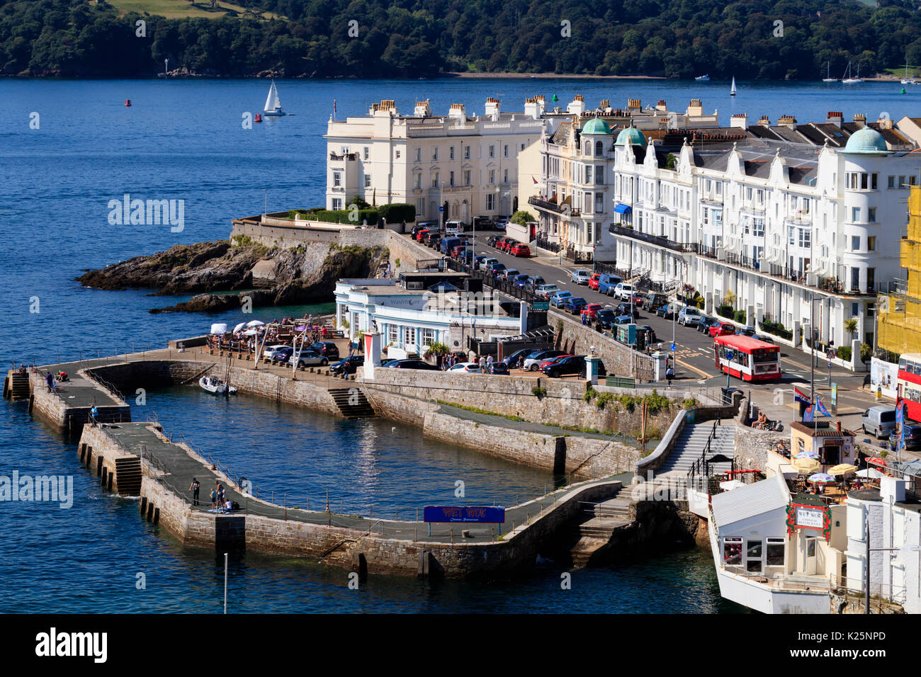 Les propriétés résidentielles, le restaurant en front de mer et le port 1880 sur l'Ouest Hoe, Plymouth, Devon, UK Banque D'Images