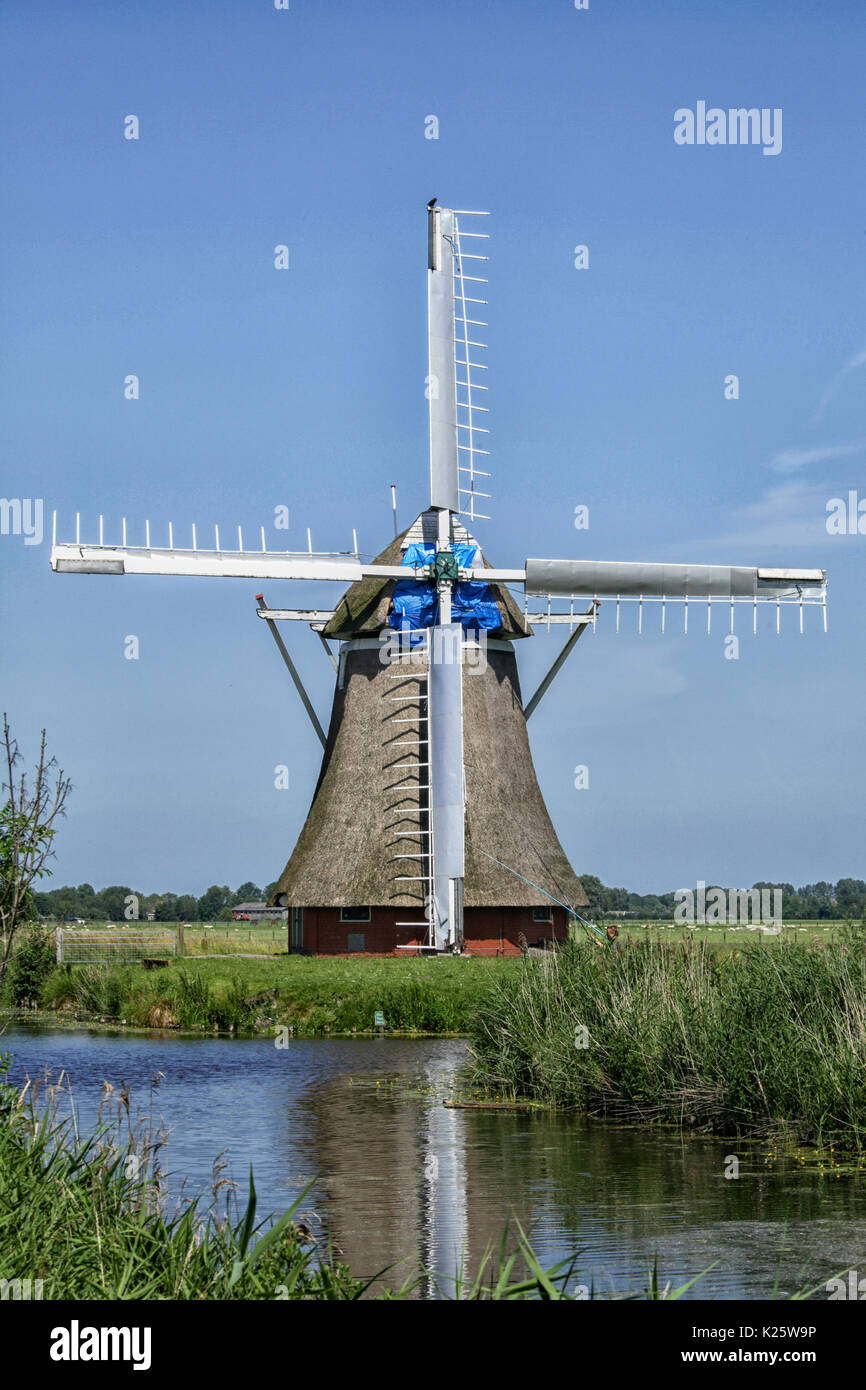 Très vieux moulin de 1817 dans la campagne néerlandaise près de Zuidwolde à Groningen Banque D'Images