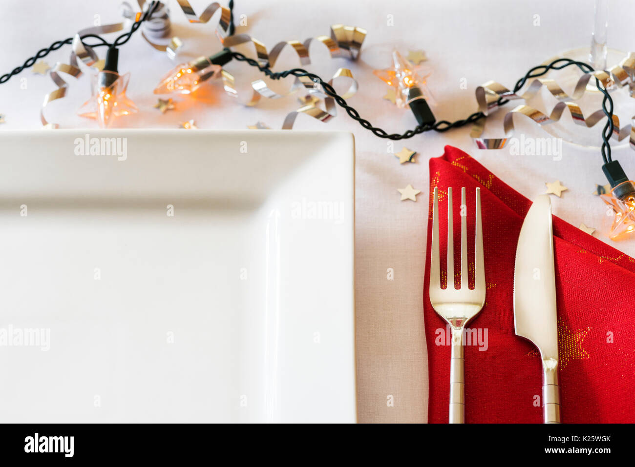 Lieu unique de table, couteau fourchette plate, avec décoration de fête. Banque D'Images