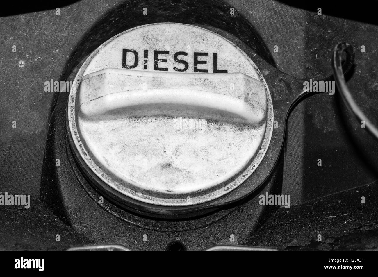 Une photographie noir et blanc du bouchon de remplissage d'un malpropre au carburant diesel Land Rover. Voir K0Y4EM pour la version couleur. Banque D'Images