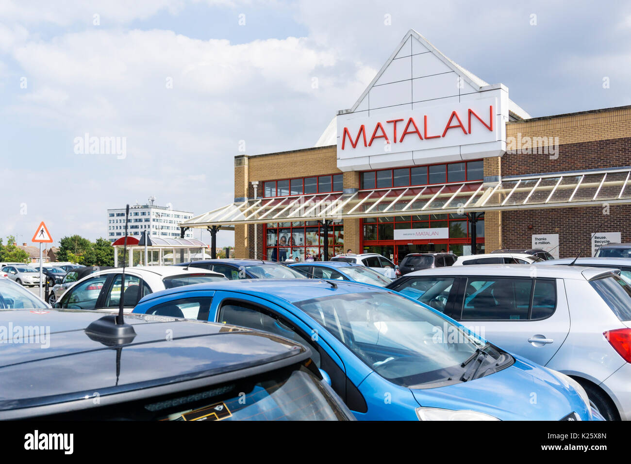 Une longue Matalan parking. Banque D'Images