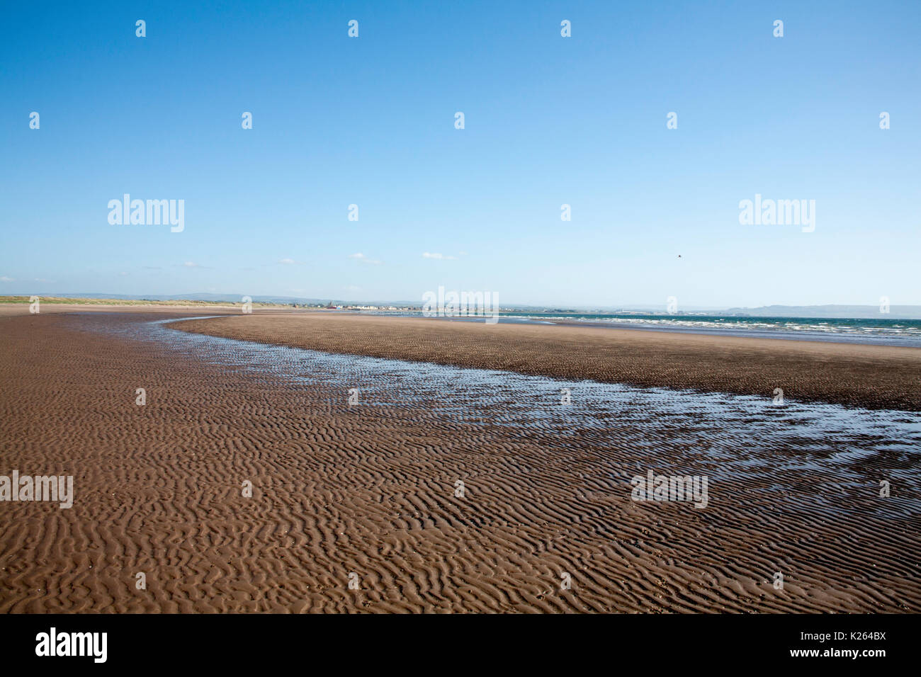 La plage à Prestwick dans une rue calme mais ensoleillé le printemps de l'Ayrshire en Écosse Banque D'Images