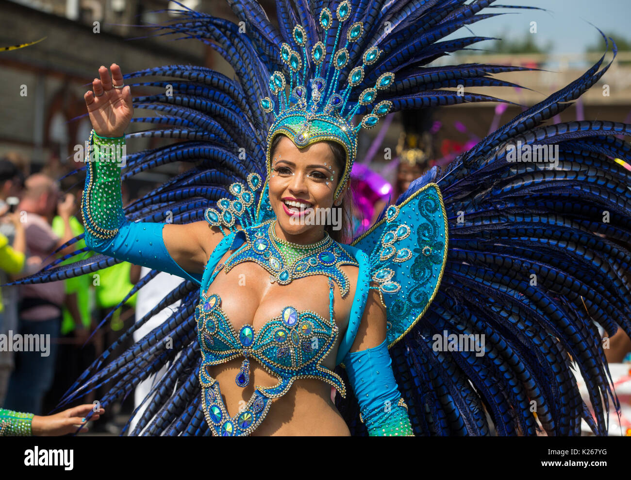 Les gens en costume au Notting Hill Carnival 2017. Jusqu'à 1 millions de personnes envahissent les rues de Notting Hill pour le plus grand carnaval de rue. Banque D'Images
