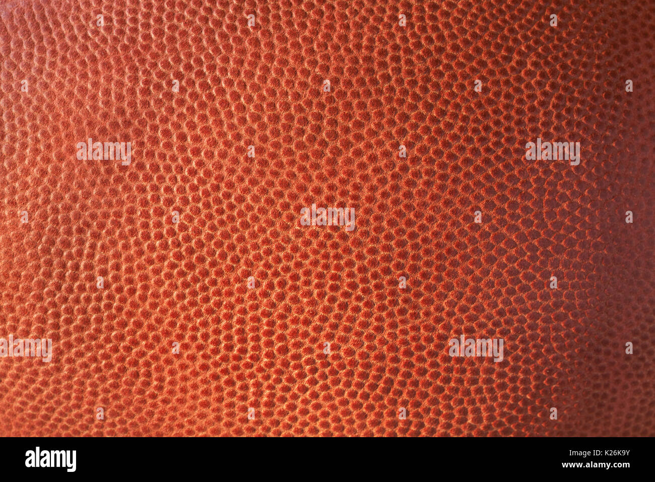 Gros plan sur la texture de cuir d'un football Banque D'Images
